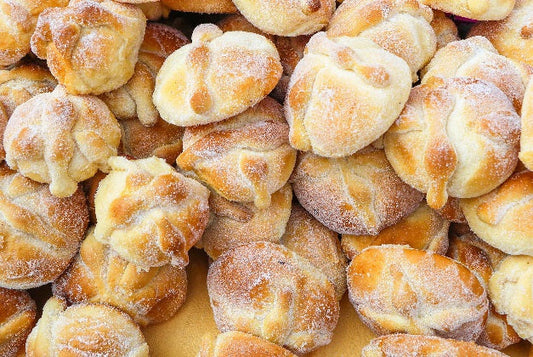 世界を旅するハロウィンお菓子図鑑！可愛くて意味深な「運命のケーキ」と「骨のパン」✨